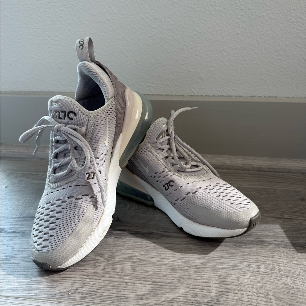 Nike Air Max 270 in Light Gray and White